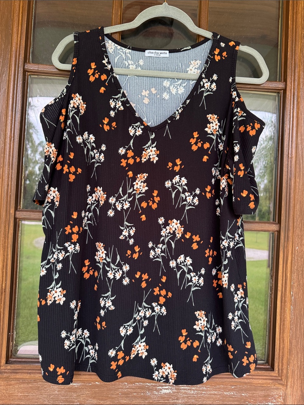 cha cha vente Black Floral Cold-Shoulder V-Neck Camisole